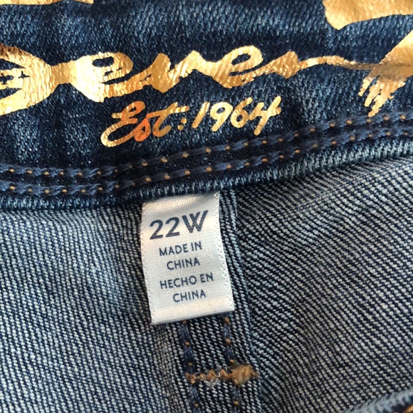 Cuffed shorts-Seven7 brand- stretchy and comfy!! Booty shaping - Picture 8 of 9